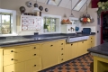 Keuken in geel.